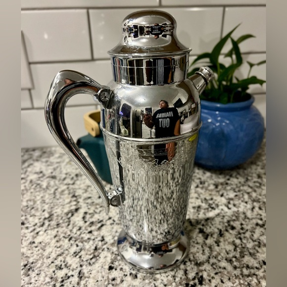 Vintage Martini Shaker Mid-Century Chrome Grapevine with a Pour spout - Picture 4 of 16